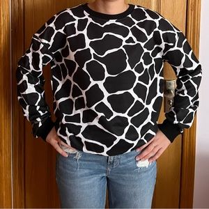 Giraffe oversize sweatshirt.